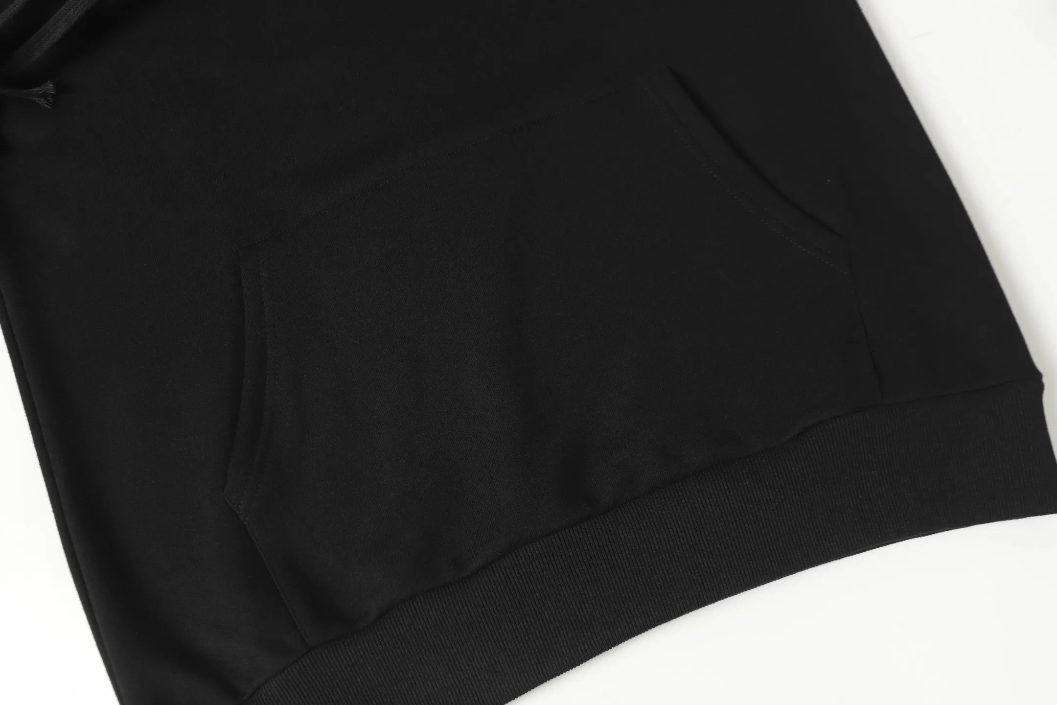 P240 Cross-border running quantity model, please do not place an order if you pursue quality - Chrome Hearts/Chrome Heart Cross ✝️ Sanskrit printed hooded sweatshirt - High weight, high density and high quality. The wool is soft, delicate and skin-friendly. It feels soft and silky. It has excellent warmth and skin-friendly properties - Custom-woven and dyed, no color difference. No matter the fabric or workmanship details, it beats the ordinary version on the market - Hardware zipper accessories are all customized, full of details -Colour: black white -Size: S M L XL